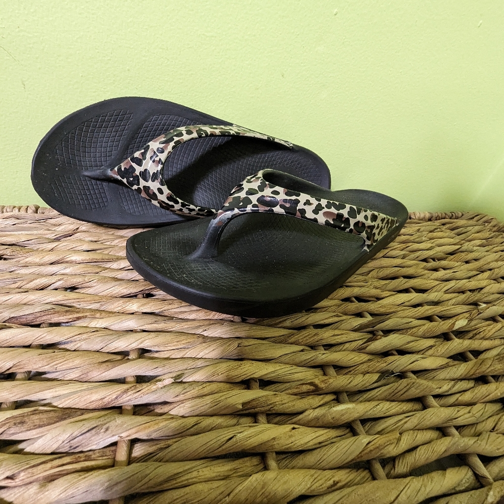 Women's Size 9 Cheetah Oofos Oolala Sandal